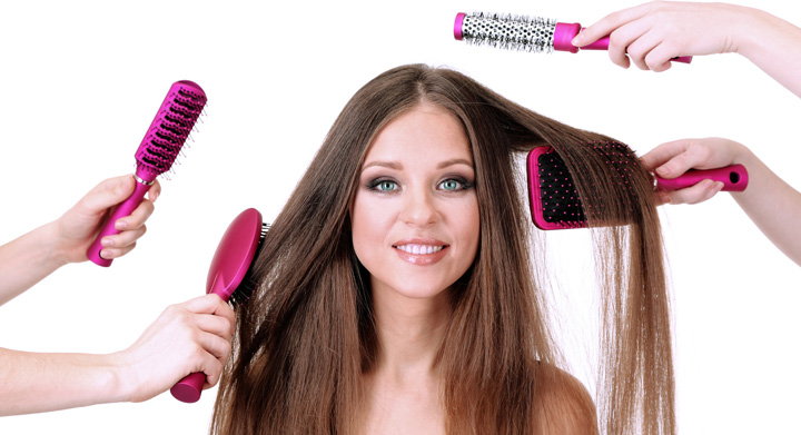 mujer con cepillos del pelo